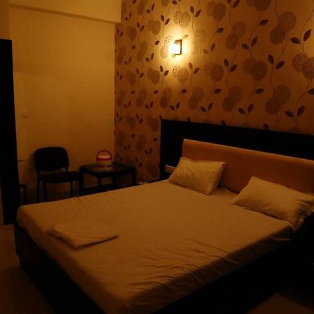 Virat Hotel & Guest House Rādhanpur Exterior foto